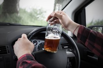 Можно ли пить безалкогольное пиво и не лишиться прав 14 drunk driver wheel man drinking car alcohol problem dangerous problem accident possibility