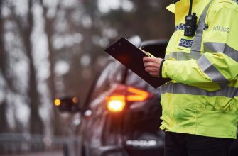 Что фиксирует комплекс "Стрелка" и как работает 12 male police officer green uniform standing with notepad near car