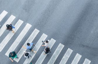 Как правильно переходить проезжую часть, где это запрещено 18 the from the top crosswise view of people walk on street pedestrian crossroad in the city street bird eye view