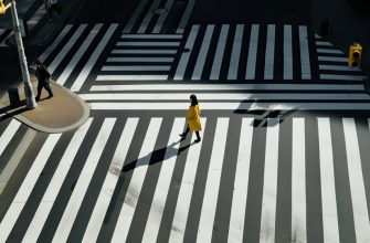 Проезд регулируемого и нерегулируемого пешеходного перехода 19 woman yellow coat walks across crosswalk