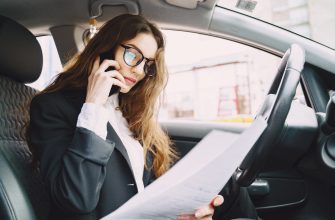 Как посмотреть номер СТС автомобиля? 11 businesswoman sitting inside car