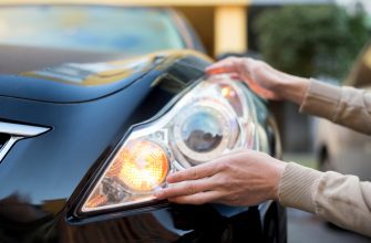 Установка ксеноновых и/или светодиодных ламп на автомобили "ВАЗ" 6 hand holding headlight dark car
