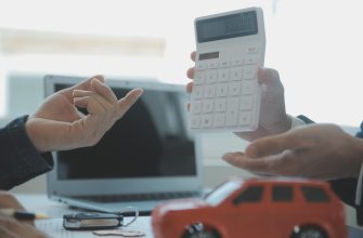 Минимальный срок страховки для постановки на учёт 13 closeup asian male people car salesman sales manager offers sell car explains reads terms signing car contract insurance