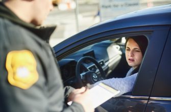 Какой штраф за разворот на двойной сплошной 9 you were going way speed limit cropped shot unrecognizable male traffic officer issuing ticket female civilian roadblock