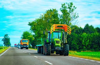 Можно ли обогнать трактор или тихоходное транспортное средство по новым правилам? 13 agricultural tractor with trailer in road farm vehicle van at work on driveway european transport countryside transportation on highway