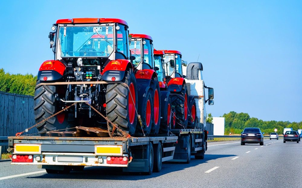 Можно ли обогнать трактор или тихоходное транспортное средство по новым правилам? 9 car carrier transporter with tractors in road low tow auto vehicles hauler on driveway european transport logistics at haulage work transportation heavy haul trailer on highway