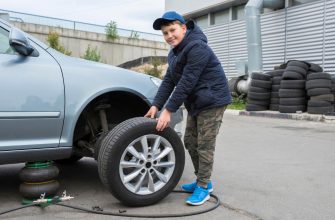 Когда нужно переходить на летнюю резину с зимней по новому закону? 15 children s auto mechanic changes the wheel on a car replacing wheels on a car