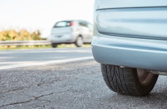 Сужение дороги и приоритет: кто должен уступить? 14 close up of parked car next to road