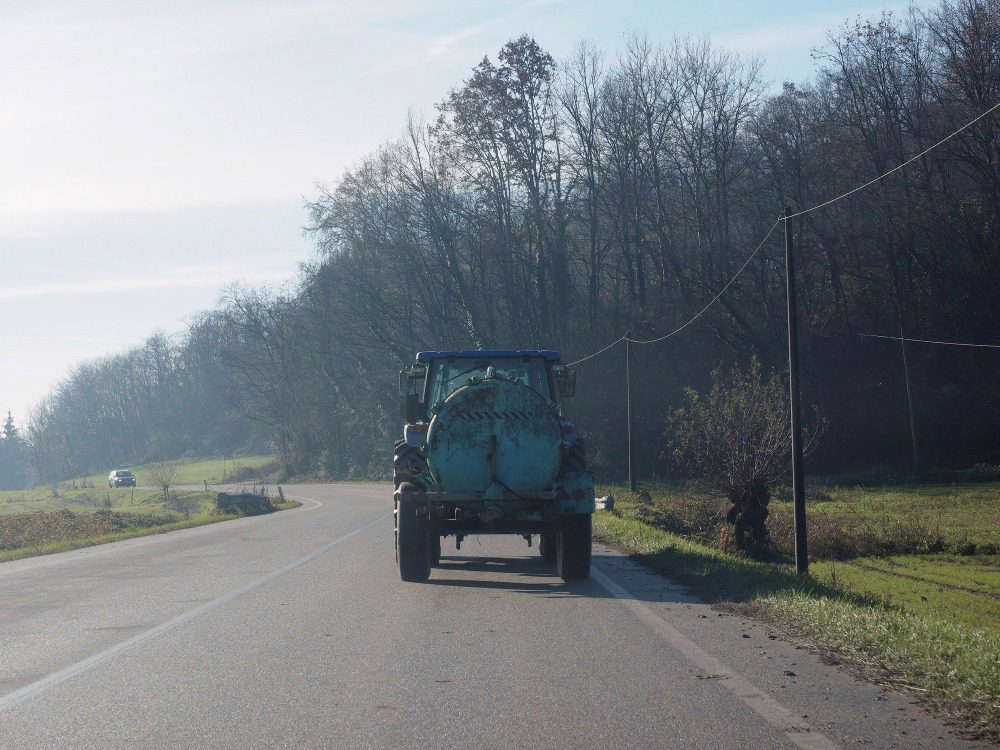 Можно ли обогнать трактор или тихоходное транспортное средство по новым правилам? 7 tractor with fertilizer tank