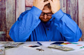 Расчёт сроков, когда придётся оплатить штраф в двойном размере 18 working worried businessman was from the counting money